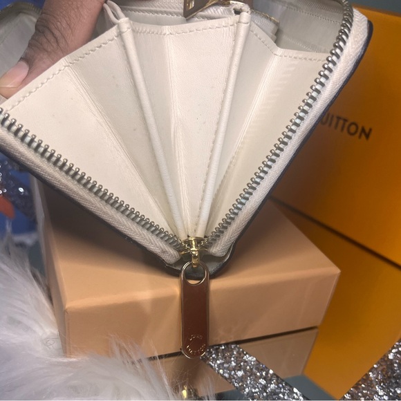 Authentic Louis Vuitton Matte Vernis Zippy Wallet - Picture 11 of 16